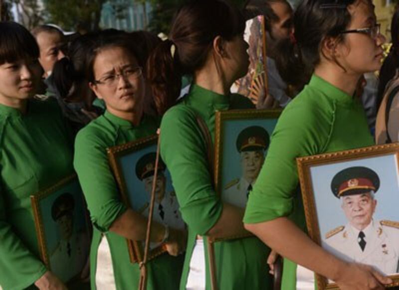 Các bạn trẻ đi viếng tướng Giáp ở Hà Nội hôm 10/10/2013. AFP photo 