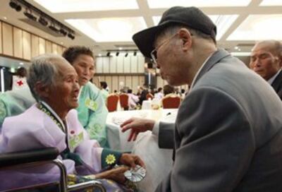 图片：林峰国老先生和离别了60年的爱人。（韩联社）