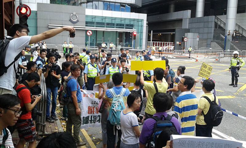 2015年5月17日，請願人士遊行至灣仔警察總部。(粵語部文宇晴 攝)