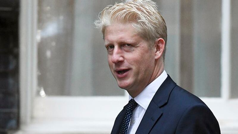 英国首相约翰逊的弟弟乔‧约翰逊（Jo Johnson）主导的最新研究报告显示，英国大学在科学与技术研究上和中国的密切合作，造成财务上依赖中国，且有知识产权遭窃取等未知风险，建议英国应“紧急改善”监督机制。（美联社）