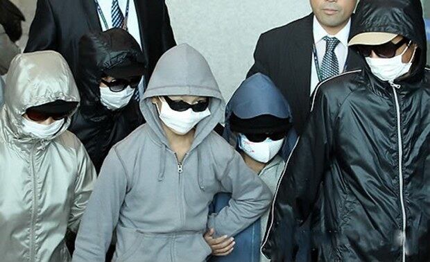 2011년 목선을 타고 표류하다 일본에 도착했던 탈북자 들이 인천공항을 통해 입국하고 있다.