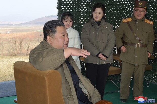 북한 조선중앙TV는 북한 김정은 국무위원장이 지난해 11월 있었던 대륙간탄도미사일(ICBM) '화성-17형' 발사에 참여했던 공로자들과 기념사진을 찍었다고 지난해 11월 보도했다. 사진은 기념촬영에 동행한 김 위원장의 딸이 한 군인과 악수하는 모습.