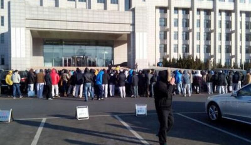 遼寧省大連市一已倒閉的電子廠逾千名下崗工人，周三（1月8日）集體到金州區政府，抗議廠方拒付賠償金。（現場人士提供）
