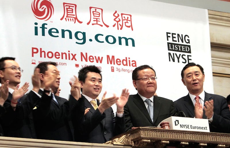 2011年5月12日,凤凰卫视新媒体董事长兼首席执行官刘长乐(右二)与公司员工,在纽交所庆祝凤凰新媒体上市。(美联社)