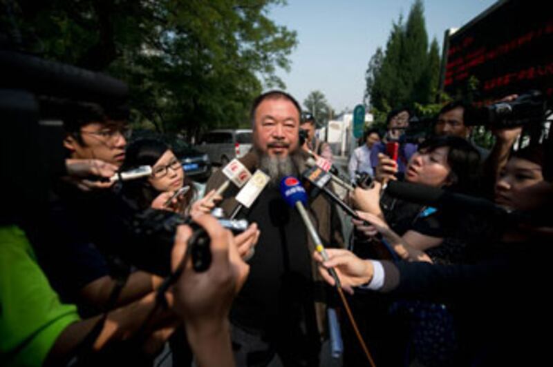 9月27日,艾未未偷稅漏稅案終審敗訴。他在北京一家法院外向外國媒體表示,法院審判不公。(AFP PHOTO/Ed Jones)