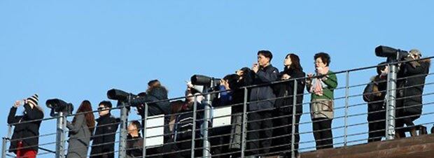 경기도 파주시 임진각을 찾은 관광객들이 망원경으로 북쪽을 살펴보고 있다. 