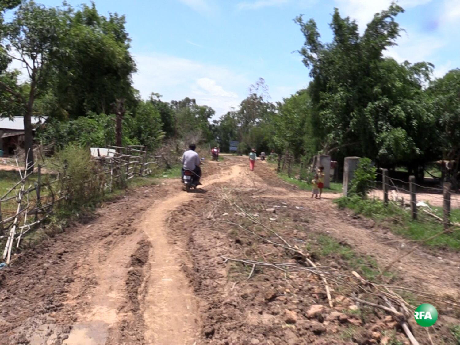 ផ្លូវ​ក្នុង​ភូមិ​នា​សង្កាត់​ប្រាសាទ ក្រុង​បាវិត ខេត្ត​ស្វាយរៀង ថ្ងៃ​ទី​១១ ខែ​សីហា ឆ្នាំ​២០១៦។ RFA/Choup Sereyroth