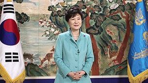 박근혜 대통령은 31일 을미년 신년사에서 "튼튼한 안보를 바탕으로 단절과 갈등의 분단 70년을 마감하고, 신뢰와 변화로 북한을 끌어내서 실질적이고 구체적인 통일기반을 구축하고 통일의 길을 열어갈 것"이라고 말했다.