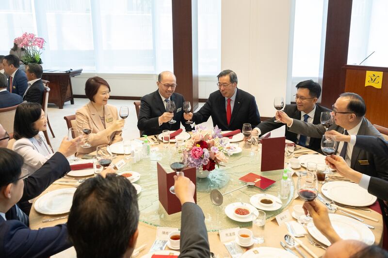 立法會主席梁君彥及內會主席李慧琼獲安排在鄭雁雄左右。（梁君彥臉書圖片）