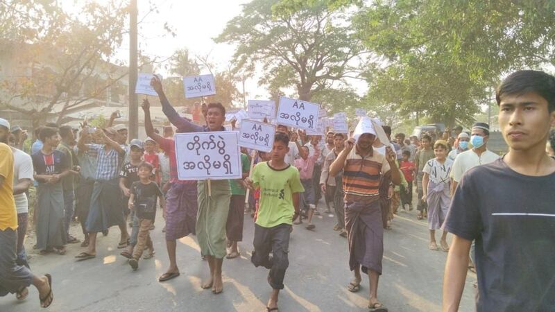 ရခိုင်ပြည်နယ်၊ ဘူးသီးတောင်မြို့တွင် ၂၀၂၄ ခုနှစ်၊ မတ်လ ၁၉ ရက်နေ့က ဆန္ဒပြခဲ့ကြသည့် ရိုဟင်ဂျာများ။ (ဓာတ်ပုံ - ဟန်ငြိမ်းဦး)