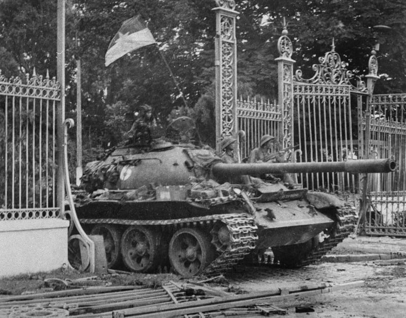 Hình minh hoạ. Hình chụp hôm 30/4/1975: xe tăng quân đội Bắc Việt tiến vào dinh Độc lập ở Sài Gòn