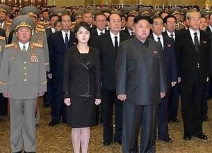 북한 김정은 국방위원회 제1위원장과 부인 리설주가 17일 김정일 국방위원장의 2주기를 맞아 평양 금수산태양궁전을 참배했다고 조선중앙통신이 보도했다.
