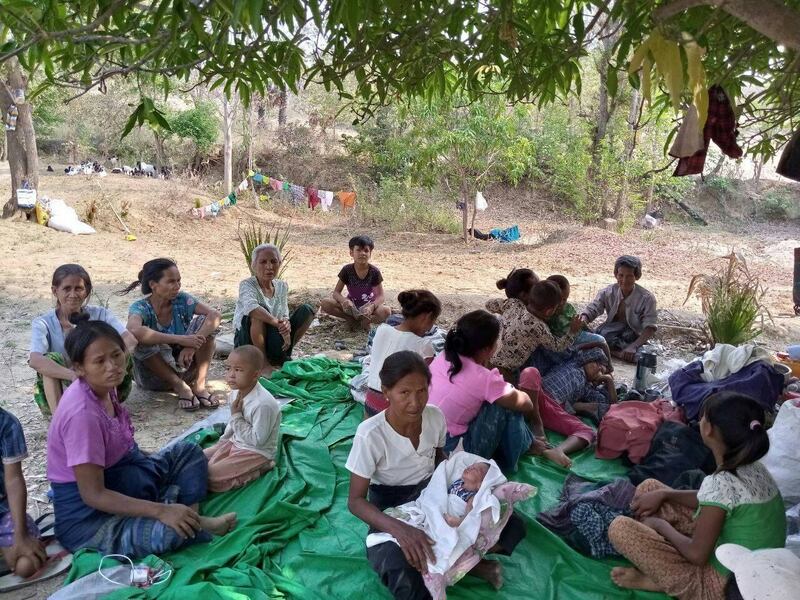 မကွေးတိုင်း ပေါက်မြို့နယ်၊ ရေကျော်ရွာက စစ်ဘေးဒုက္ခသည်များအား ၂ဝ၂၂ ခုနှစ် ဧပြီလ ၁ဝ ရက်နေ့က တွေ့ရစဉ်။ (Photo: Citizen Journalist)