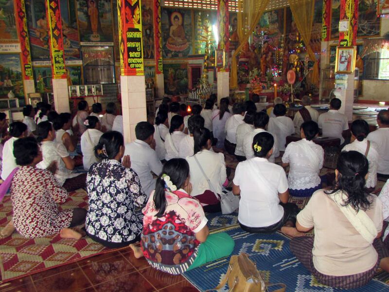 ខ្មែរ​លាវ ធ្វើ​បុណ្យ​សូត្រ​មន្ត​ថ្ងៃ​កាន់​វេន​ទី១ នៅ​វត្ត​ភ្នំបាក់ សង្កាត់​ទឹកថ្លា ក្រុង​សិរីសោភ័ណ ខេត្ត​បន្ទាយមានជ័យ កាល​ពី​ថ្ងៃ​ទី​១៦ ខែ​កញ្ញា ឆ្នាំ​២០១៦។ RFA/Hum Chamroeun