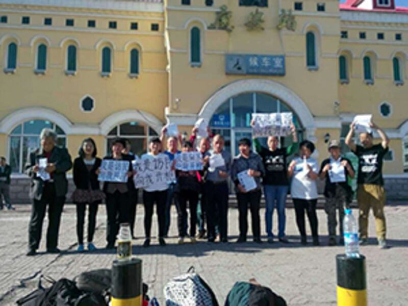 2015年5月20日,“慶安槍殺案公民觀察團”十多位成員,來到槍擊事發地的慶安火車站外舉牌。(現場人士攝)