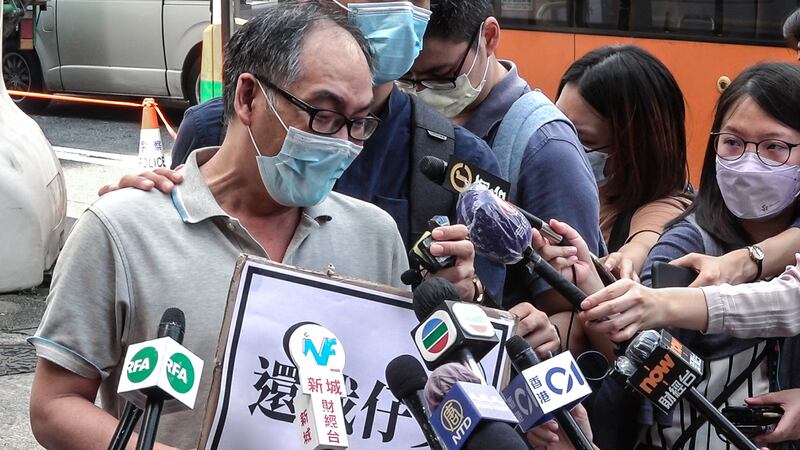  2020年9月30日，鄭子豪父親激動落淚，只盼港府探望他們的子女。（張展豪 攝）