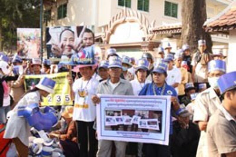 Hàng ngàn người dân biểu tình phản đối tòa án thiếu công bình và yêu cầu trả tự do cho ông Mam Sonando. Photo: Quôc Việt/RFA