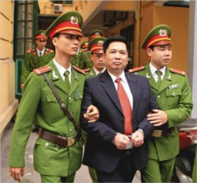 TS Cù Huy Hà Vũ tại phiên tòa sơ thẩm hôm 04/4/2011. AFP photo