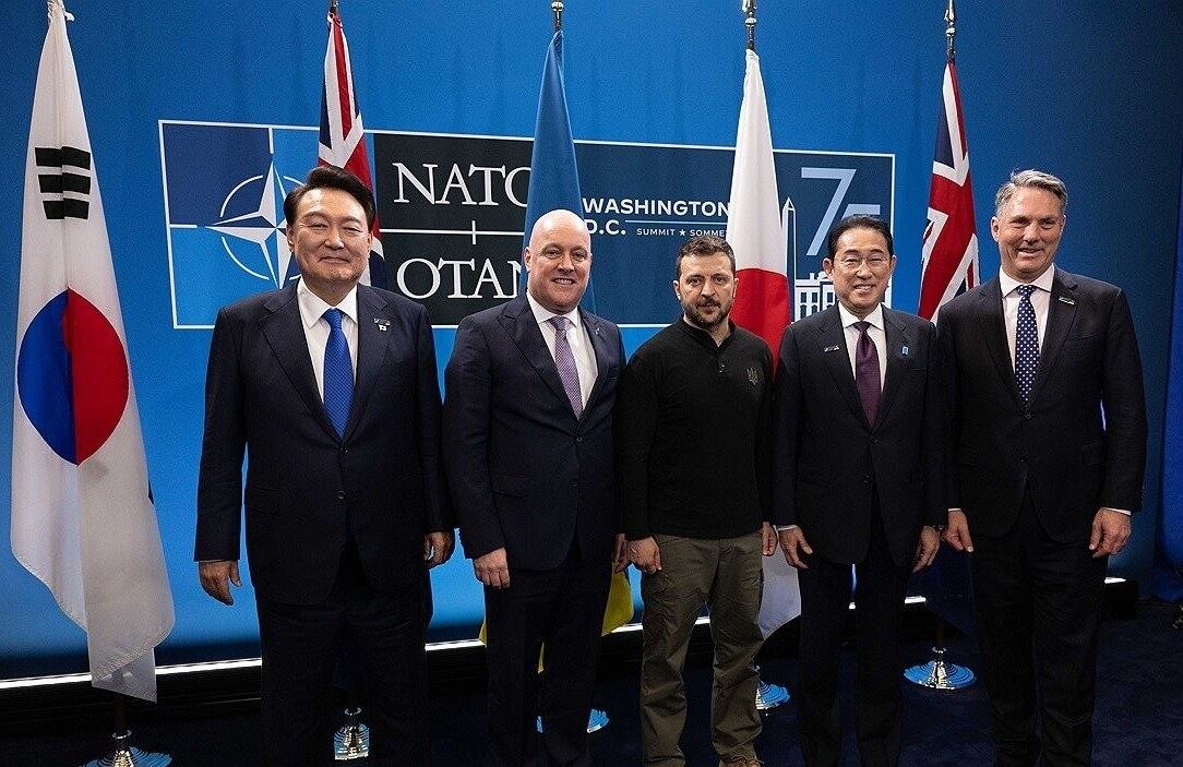 11일 미국 워싱턴DC 월터 E. 워싱턴 컨벤션센터에서 열린 북대서양조약기구(NATO·나토) 정상회의에 참석한 한국·일본·호주·뉴질랜드 4개국(IP4) 정상이 젤렌스키 우크라이나 대통령과 기념 촬영을 하고 있다.  왼쪽부터 윤석열 한국 대통령, 크리스토퍼 럭슨 뉴질랜드 총리, 볼로디미르 젤렌스키 우크라이나 대통령, 기시다 후미오 일본 총리, 리처드 말스 호주 부총리 겸 국방장관.
