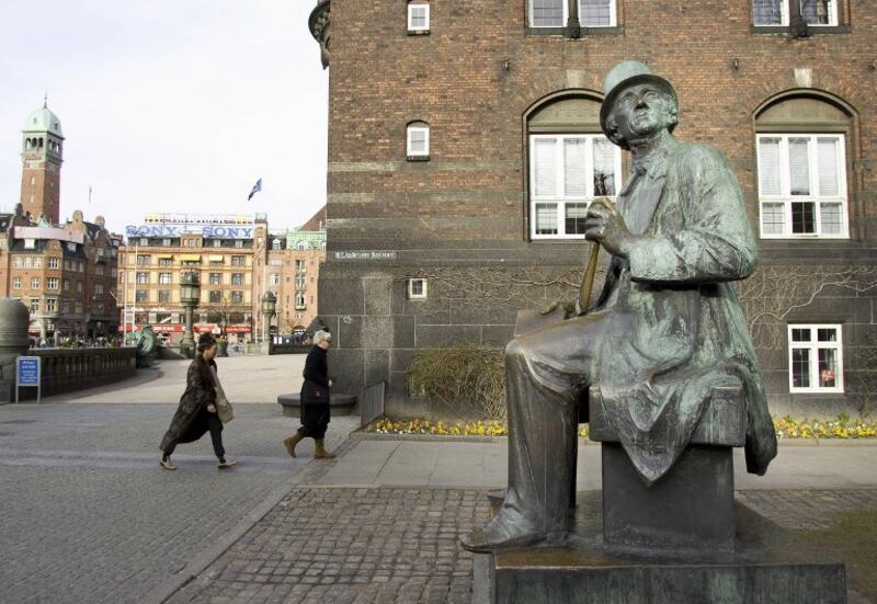 Người đi qua tượng Hans Christian Andersen ở trung tâm Copenhagen, Đan Mạch hôm 22/3/2005