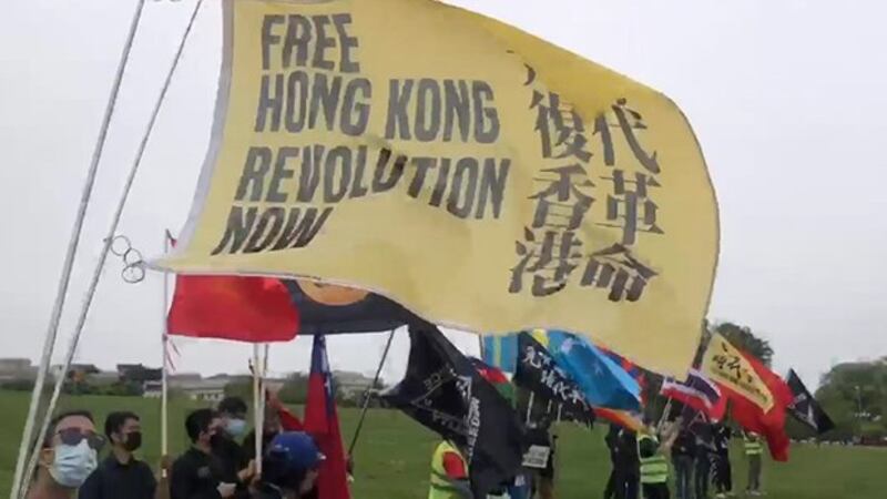 「光時」黑旗現中駐美大使館。（粵語組 攝）