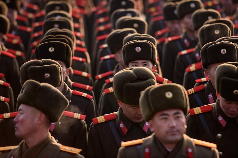 2019년 2월, 북한군들이 고 김일성 주석과 김정일 국방위원장의 동상 앞에 참배하기 위해 집결해 있다.