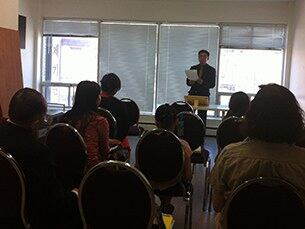 캐나다 토론토시 다운타운에 자리한 탈북민들의 교회인 "기쁨의 교회"에서 예배를 드리고 있는 탈북민들.