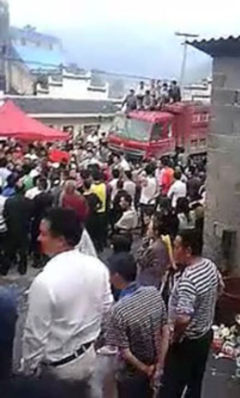 貴州省鬃嶺鎮逾千村民周一即6月18日堵路抗議國有煤礦運煤車壓毀道路，令運煤車無法駛進。(相片由現場人士提供)