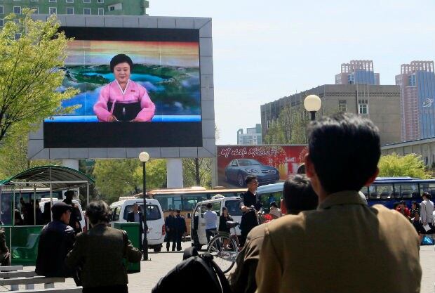 북한 주민들이 평양 미래과학자거리의 대형 스크린을 통해 "김정은 위원장이 핵실험과 장거리미사일 시험발사 중단을 제안했다"는 뉴스를  보고 있다.