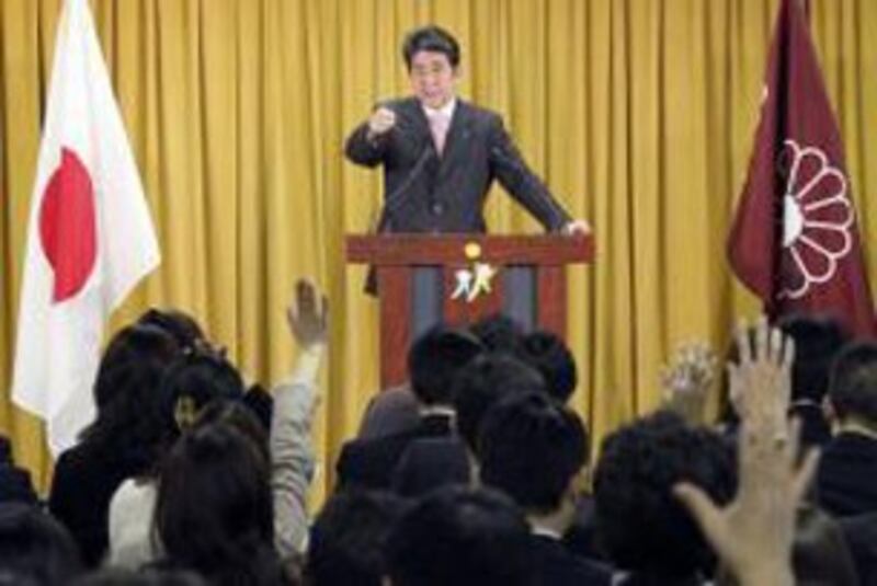 图片:日本自民党在众院选举中大获全胜后,总裁安倍晋三于17号上午在党总部召开记者会向媒体表示说:“我党获得了超出预期的议席,责任重大。”安倍还把自己的内阁命名为"突破危机的内阁"。(南洲提供)