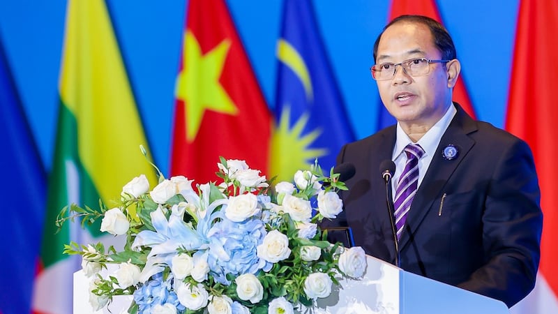 အာဆီယံ-တရုတ် နျူကလီးယားနည်းပညာအား ငြိမ်းချမ်းစွာအသုံးပြုခြင်း ဖိုရမ်တွင် တရုတ်နိုင်ငံဆိုင်ရာ မြန်မာသံအမတ် ဦးတင်မောင်ဆွေအား ၂၀၂၃ ခုနှစ် စက်တင်ဘာလ ၁၆ ရက်နေ့က တွေ့ရစဉ်။ (Photo: Ministry of Foreign Affairs Myanmar)