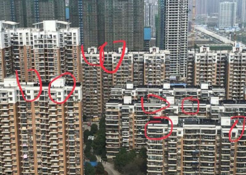 習近平抵達武漢東湖庭園小區，當地屋頂布滿狙擊手。（資料圖片）