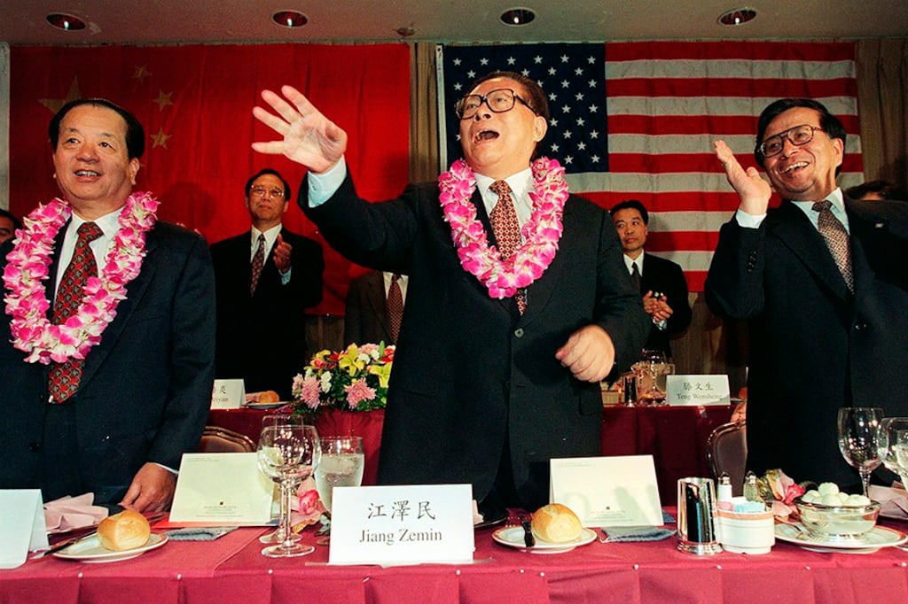 江澤民1997年11月2日與國家副主席錢其琛(左)出訪美國洛杉磯市,對僑民揮手致意,右立者為特別助理曾慶紅。