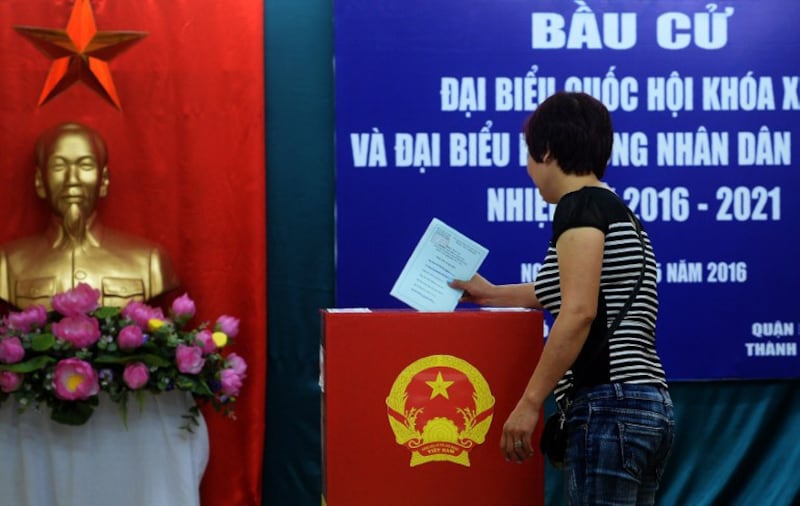 Một phụ nữ tại một trạm bỏ phiếu địa phương ở Hà Nội ngày 22 tháng 5 năm 2016.