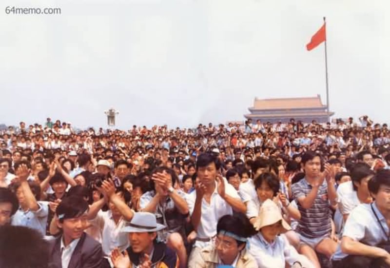 1989年五四，数万学生步行20公里，游行抵达天安门广场。（Public Domain）