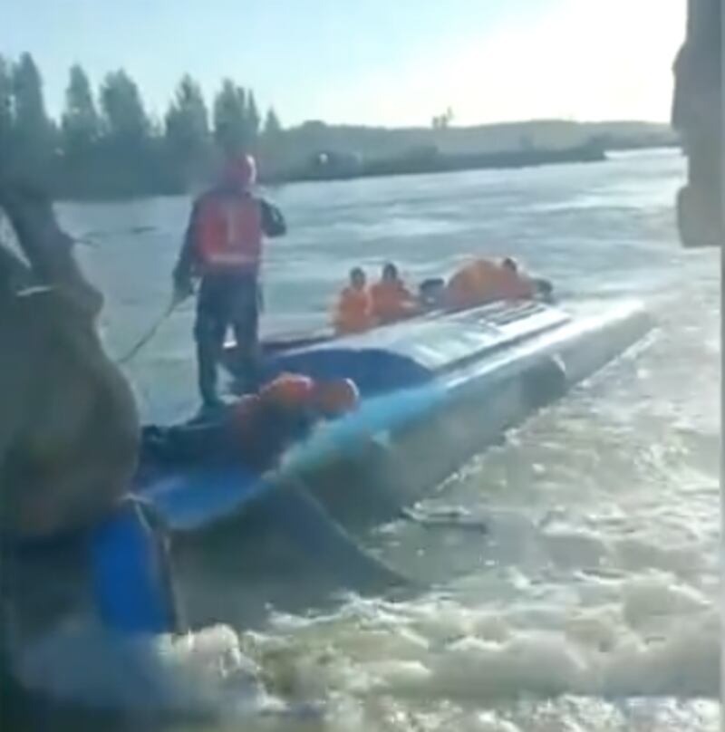 網絡流傳影片可見，意外地點滹沱河水流很急。（網絡視頻截圖）
