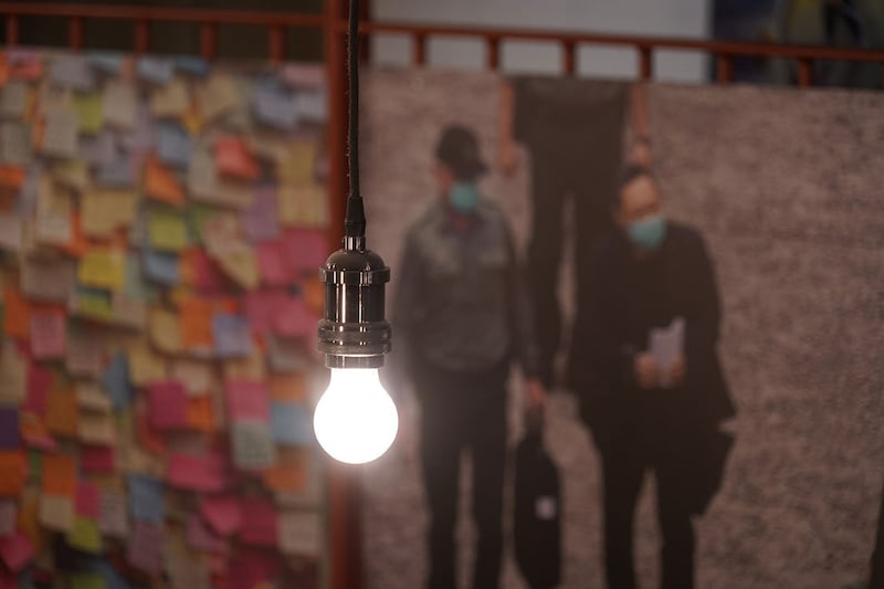 这次《5月35日》团队特意在剧场外设置展览，展出香港反送中运动的相片和画作。 （记者石头摄）