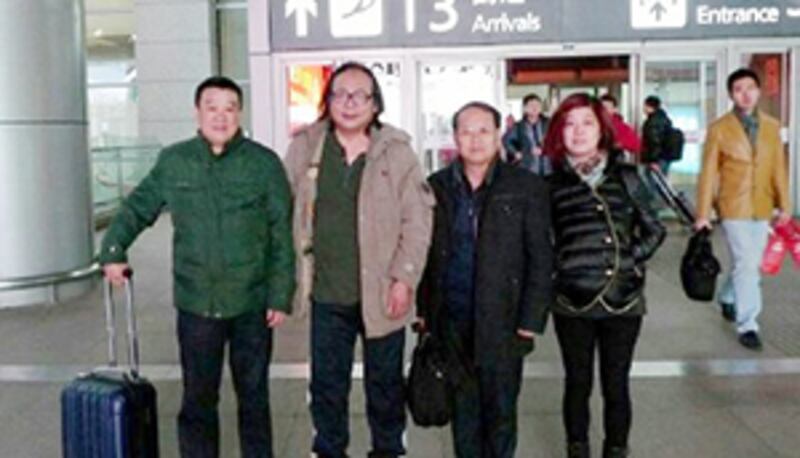 陝西 “三線學兵連”維權代表李乃棠案，2015年3月4日進行庭前會議，代表律師劉曉原（右二）到西安出席。（照片來自維權人士）