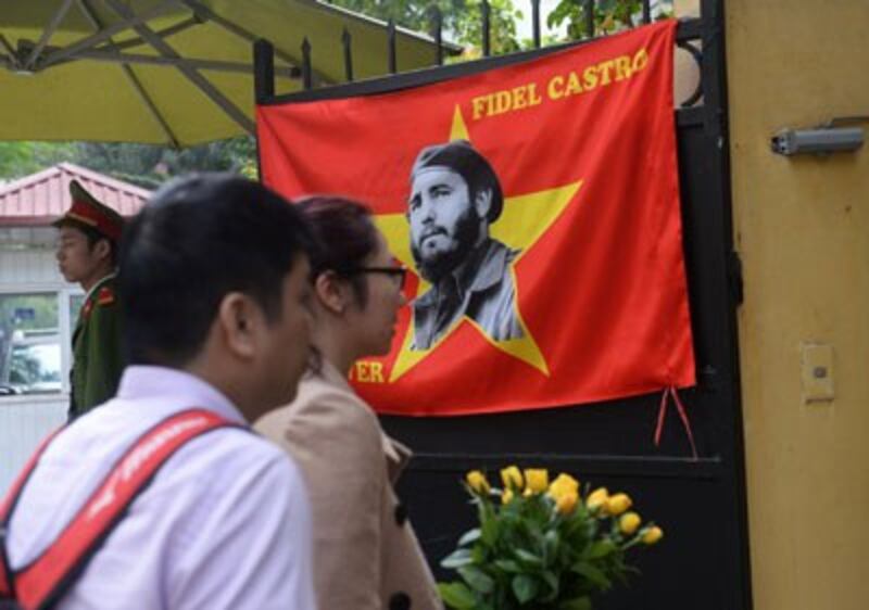 Một cặp vợ chồng Việt Nam đem hoa đến tham dự buổi quốc tang nhà lãnh đạo Cuba Fidel Castro tại Đại sứ quán Cuba ở Hà Nội hôm 4/12/2016.