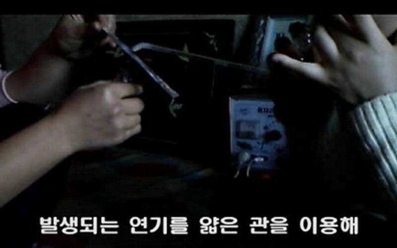탈북자단체인 `NK지식인연대'가 북한 주민으로부터 확보해 공개한 히로뽕 흡입하는 북한 주민의 동영상의 한 장면.