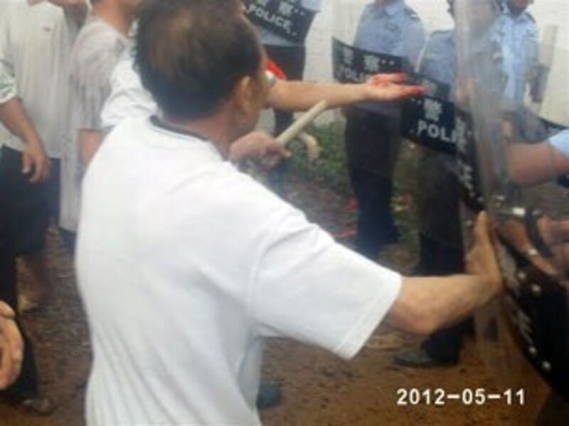 图片:广西南宁市武鸣县大帽村的部分村民为了阻止强拆,与当地政府派来的强拆迁队发生冲突。(中国茉莉花革命网)