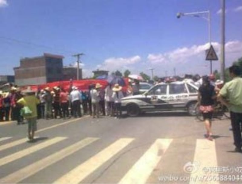 图片:网民在新浪微博贴出村民堵路抗议的场面。(新浪微博)