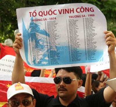 Danh sách những người lính đã hy sinh tại Hoàng Sa- Trường Sa không phân biệt trước hay sau năm 1974 xuất hiện rất nhiều trong đoàn biểu tình chống Trung Quốc