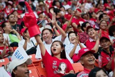 Những người ủng hộ bà Yingluck Shinawatra vui mừng khi nghe tin bà thắng cử hôm 03/7/2011. AFP photo