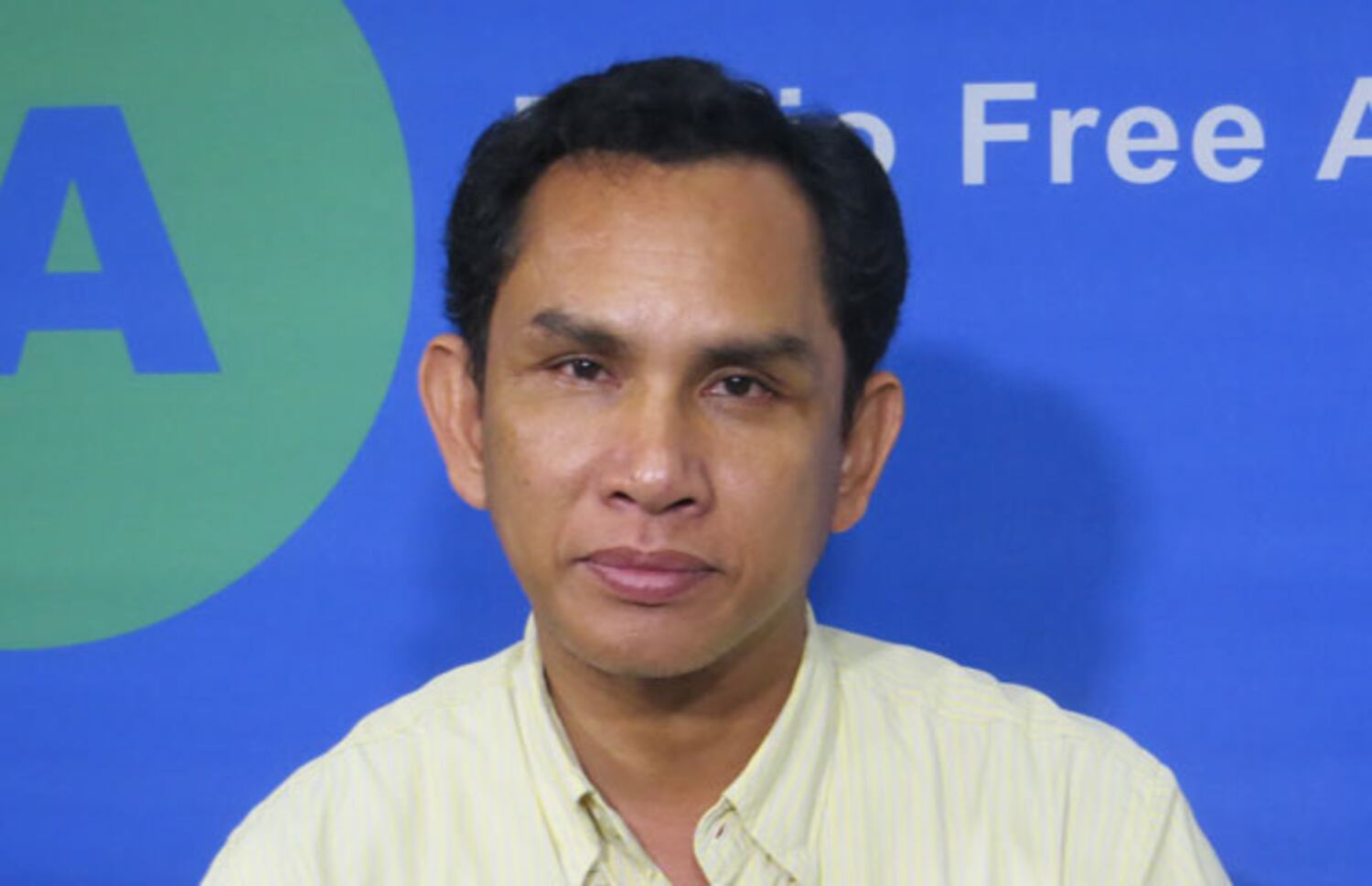 លោក អំ សំអាត អ្នកគ្រប់គ្រង​បច្ចេកទេស​ការិយាល័យ​ស៊ើបអង្កត នៃ​អង្គការ​លីកាដូ (LICADHO) ក្នុង​វេទិកា​អ្នក​ស្ដាប់​វិទ្យុ​អាស៊ីសេរី នៅ​យប់​ថ្ងៃ​ទី​០២ ខែ​តុលា ឆ្នាំ​២០១៥។ 