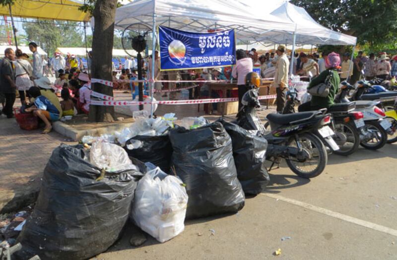 ថង់សំរាមដែលក្រុមបាតុករប្រមូលច្រកថង់ទុកឲ្យក្រុមហ៊ុនប្រមូលសំរាម ស៊ីនទ្រី (CINTRI) នាទីលានប្រជាធិបតេយ្យ រាជធានីភ្នំពេញ នៅថ្ងៃទី២៤ ខែតុលា ឆ្នាំ២០១៣។