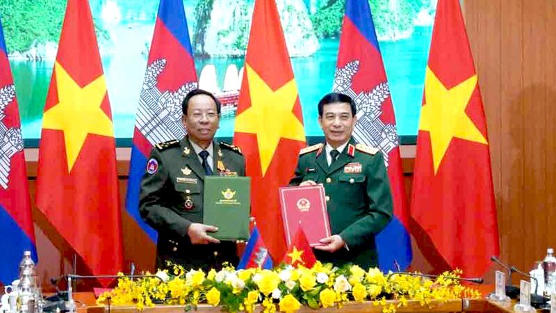 លោក ទៀ បាញ់ ជួបជាមួយនាយឧត្តមសេនីយ៍ ហ្វាន វ៉ាន់ ហ្សាង រដ្ឋមន្រ្តីក្រសួងការពារប្រទេសវៀតណាមនៅទីក្រុងហាណូយ ប្រទេសវៀតណាម កាលពីថ្ងៃទី១៩ ខែកុម្ភៈ ឆ្នាំ២០២៣។.jpg