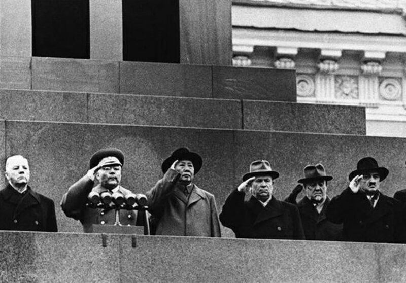 1957年11月，毛泽东在苏联参加红场阅兵。毛泽东身旁的人为赫鲁晓夫（右三）。（来自中国共产党新闻网）
