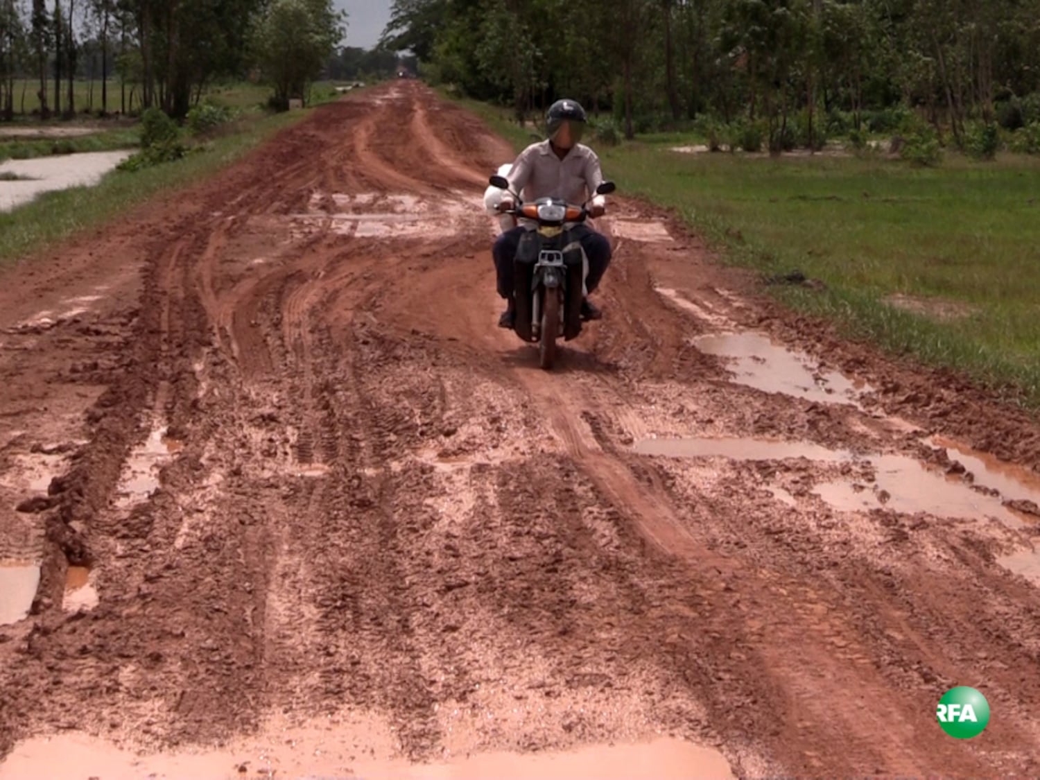 ផ្លូវ​ចេញ​ពី​ច្រក​ព្រំដែន​នៃ​ប្រទេស​វៀតណាម ទៅ​ស្រុក​ចន្ទ្រា ក្រុង​បាវិត ខេត្ត​ស្វាយរៀង ថ្ងៃ​ទី​១១ ខែ​សីហា ឆ្នាំ​២០១៦។ RFA/Choup Sereyroth