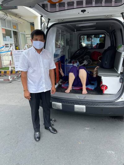 Ông Đoàn Ngọc Hải và xe cứu thương chở bệnh nhân trong mùa dịch COVID-19 ở TPHCM. Hình: FB Đoàn Ngọc Hải